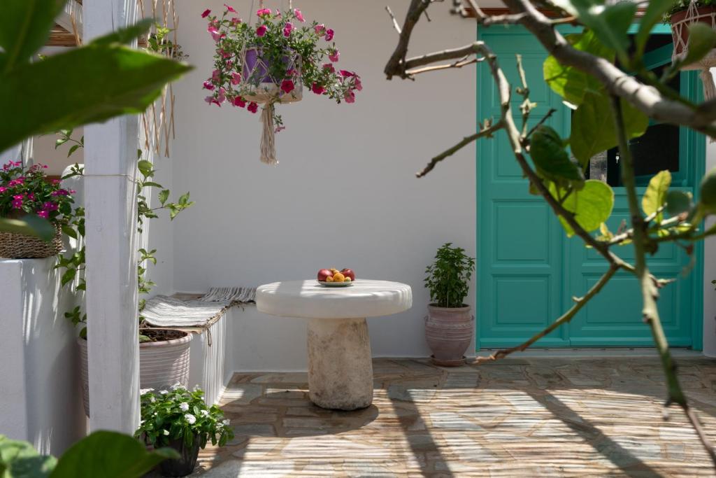 ein Badezimmer mit einem Waschbecken und einer blauen Tür in der Unterkunft Xerolithia Guesthouse in Donousa