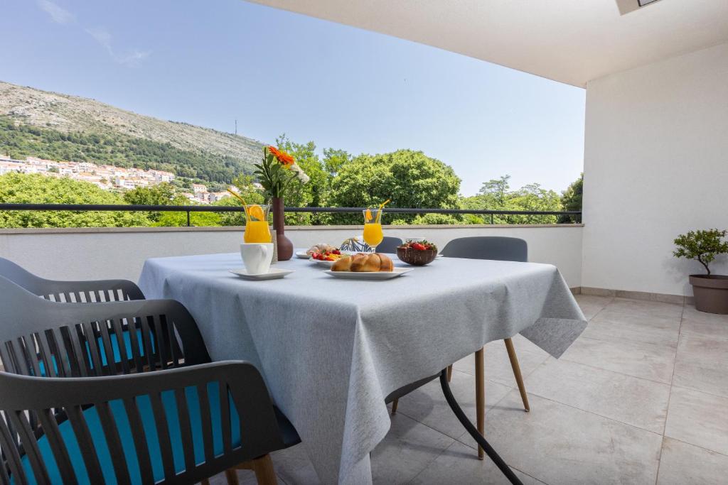 una mesa con un plato de comida y bebidas. en Sunny Side Central, en Dubrovnik