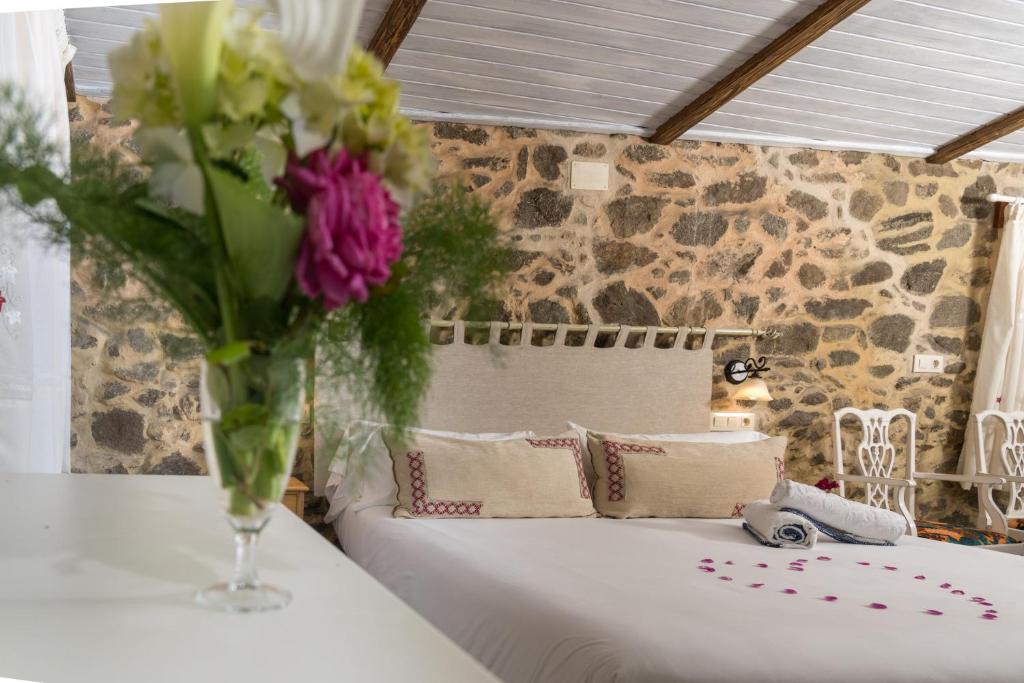 Łóżko lub łóżka w pokoju w obiekcie Casa das Fiadeiras de Nemiña con Jacuzzi