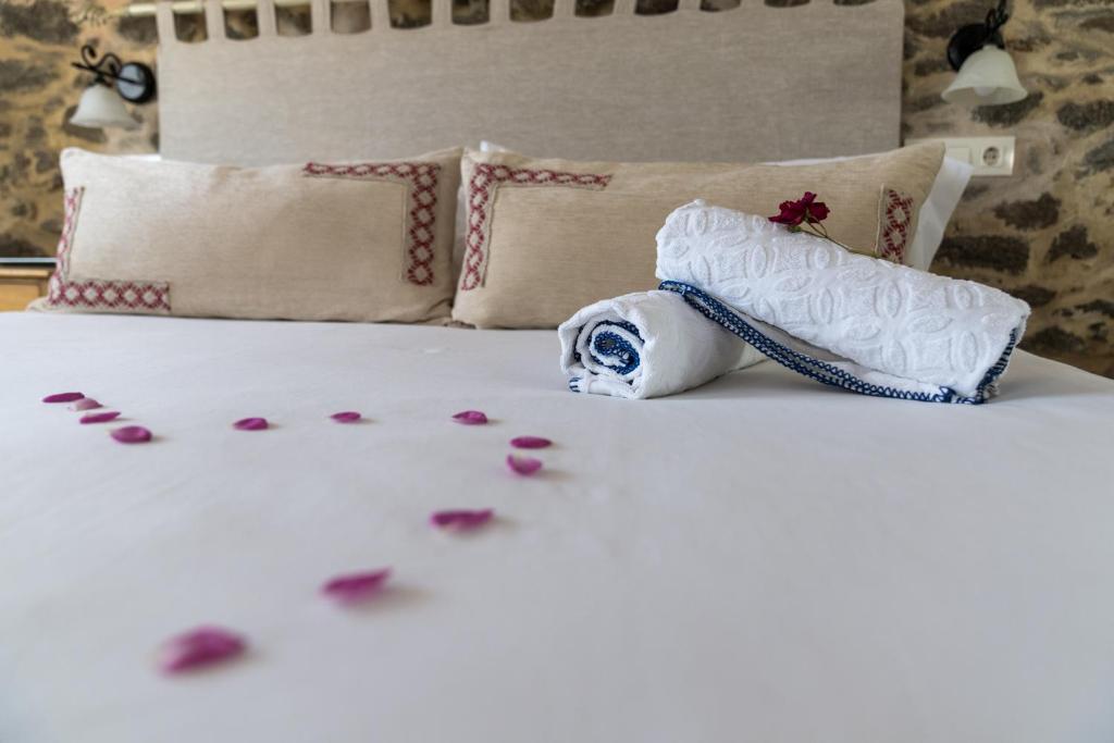 Łóżko lub łóżka w pokoju w obiekcie Casa das Fiadeiras de Nemiña con Jacuzzi
