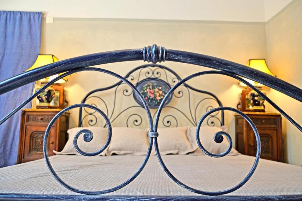 een close-up van een metalen bed in een slaapkamer bij Casa Cara Mia in Cortona