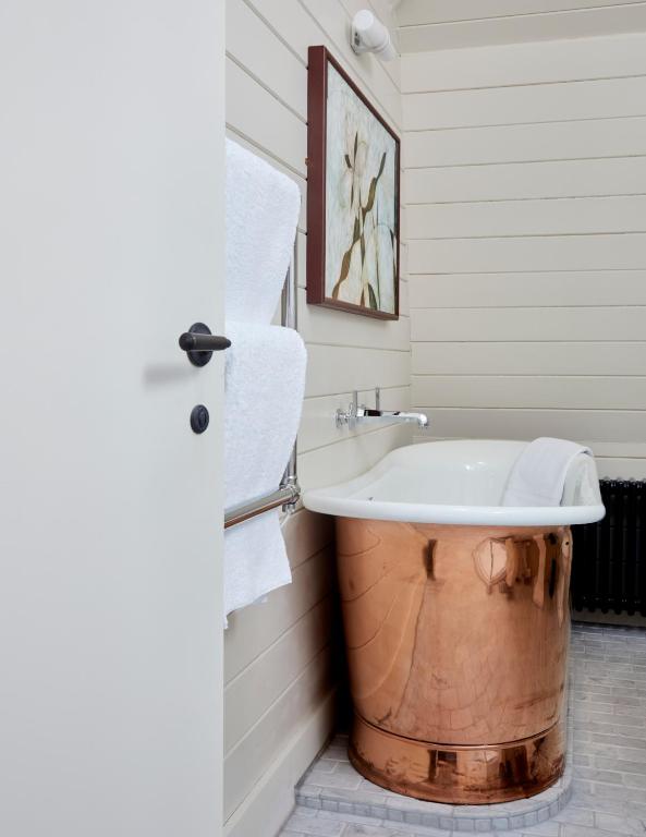 a bathroom with a sink in a barrel in the corner at The George In Rye in Rye