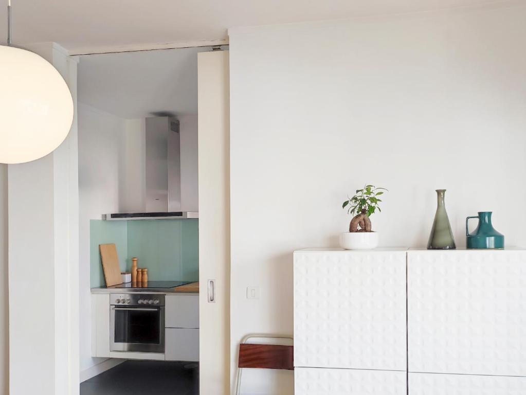 eine Küche mit einem weißen Schrank und einem Herd in der Unterkunft E36 - ideal for families - large areas in Porto