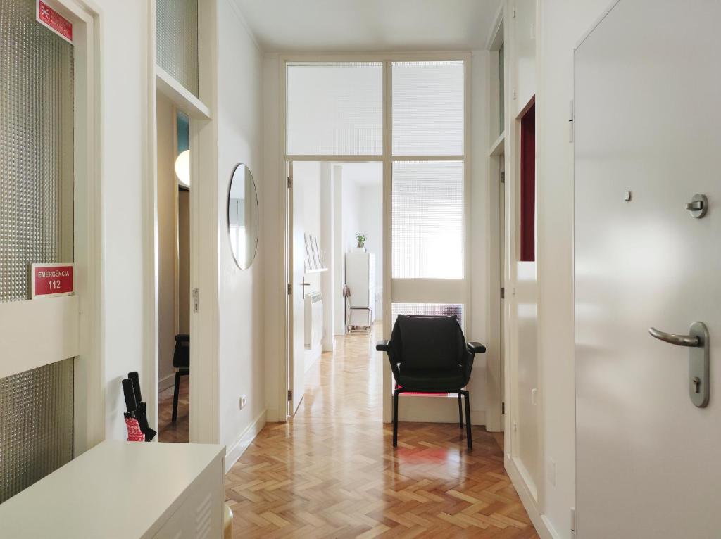 een hal met een zwarte stoel in een kamer bij E36 - ideal for families - large areas in Porto