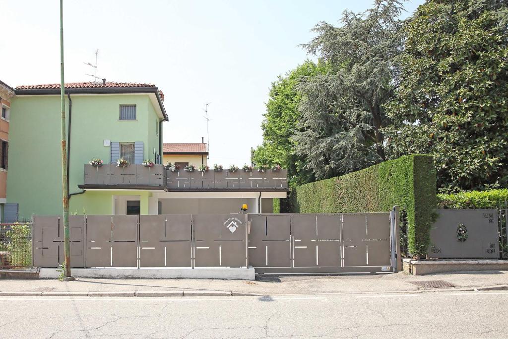 ein Tor vor einem Haus mit einem Zaun in der Unterkunft Al Cuore di Valeggio in Valeggio sul Mincio