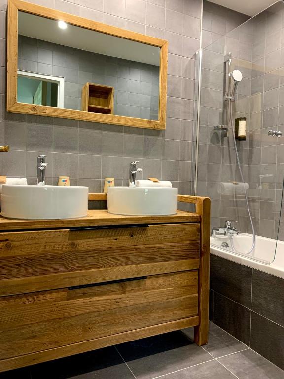 Koupelna v ubytování Hotel Lac Bleu 1650