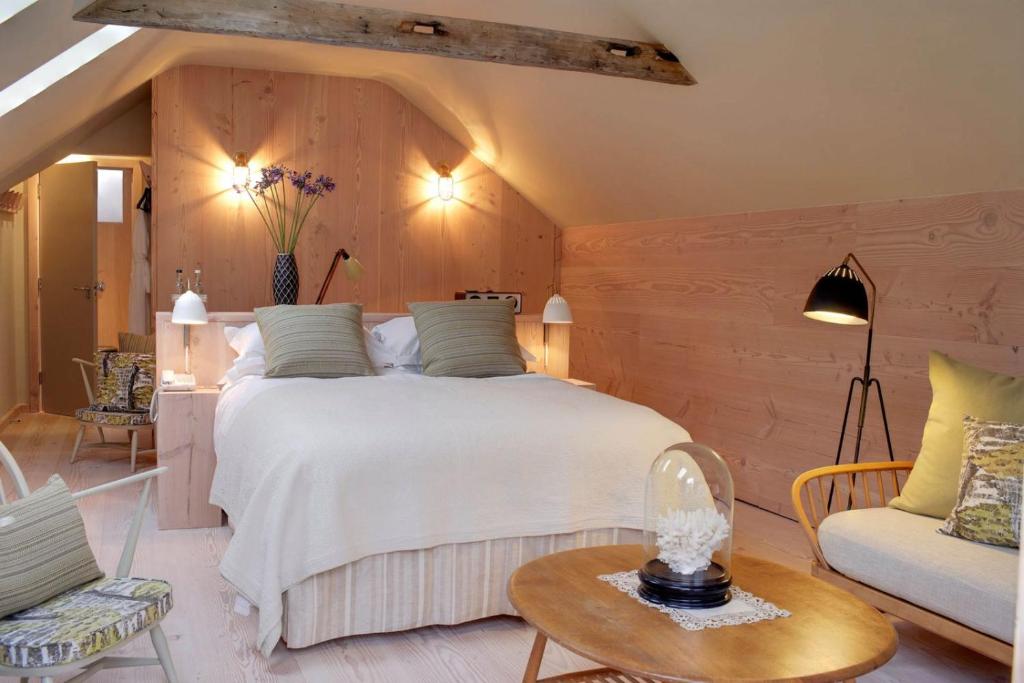 een slaapkamer met een groot wit bed en een bank bij The George In Rye in Rye