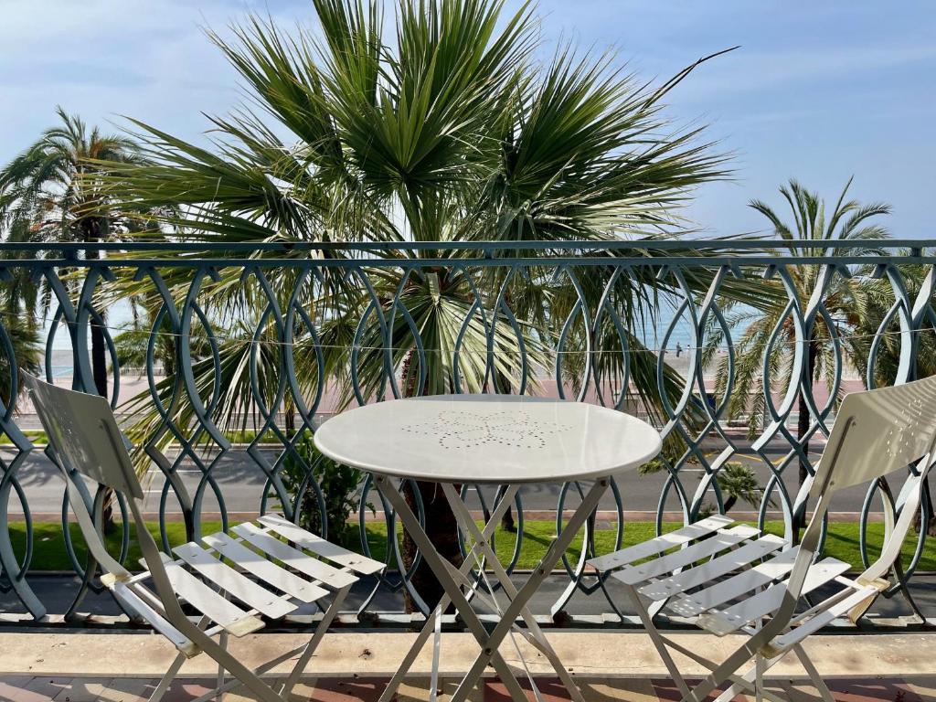 une table, deux chaises, une table et des chaises dans l'établissement Grand Sud Promenade Suite, à Nice
