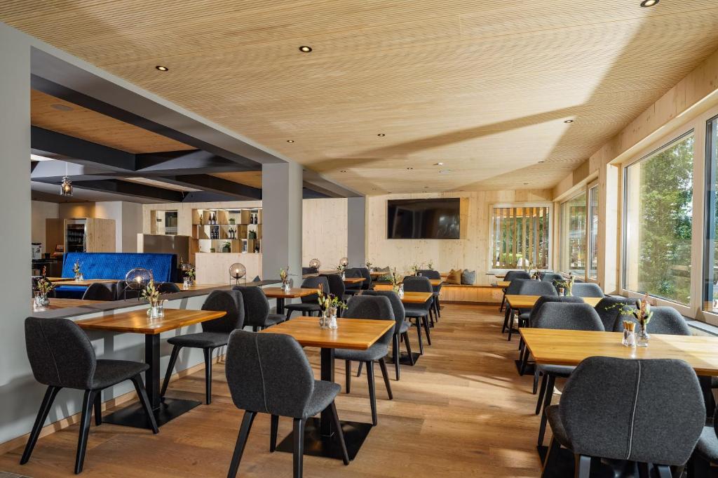 TV a/nebo společenská místnost v ubytování Ferienalm Panorama Hotel