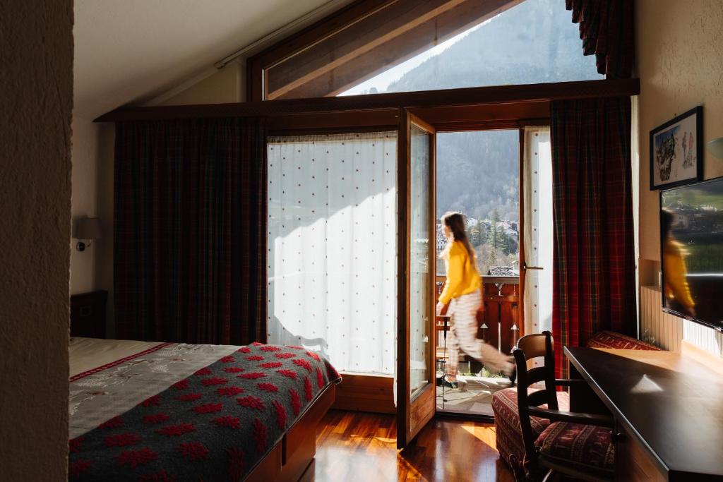 Postel nebo postele na pokoji v ubytování Hotel Walser Courmayeur