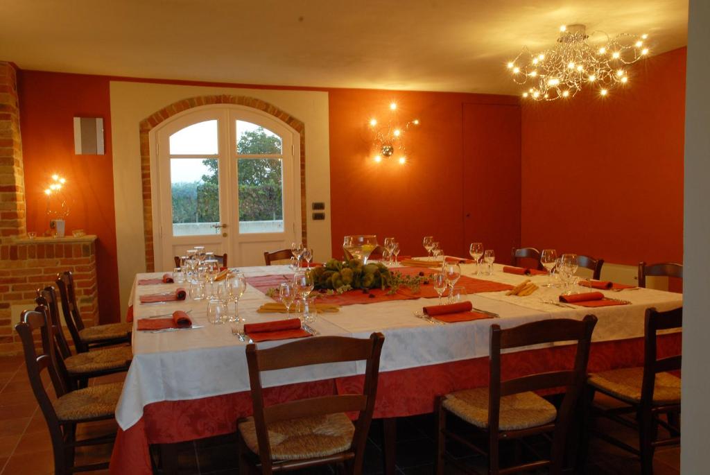 Restauracja lub miejsce do jedzenia w obiekcie AGRITURISMO CINQUE CAMINI