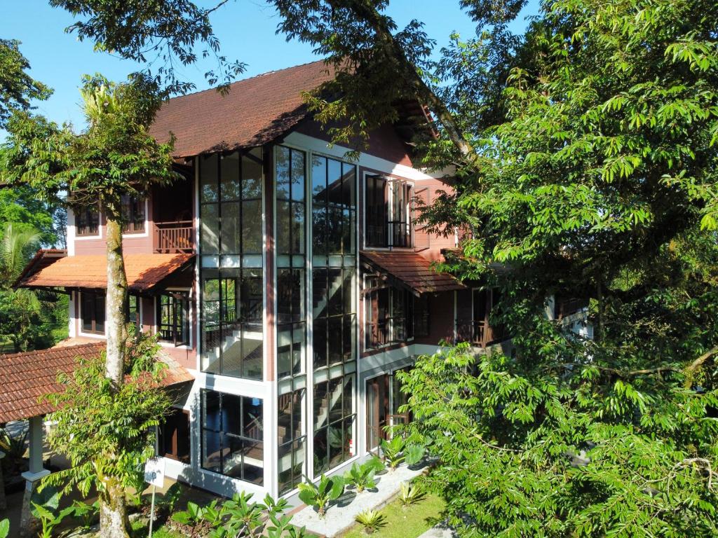 zewnętrzny widok na dom ze szklanymi oknami w obiekcie Sentosa Villa w mieście Taiping