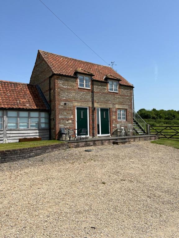 une grande maison en briques avec une allée en gravier dans l'établissement Heath House Farm, à Frome