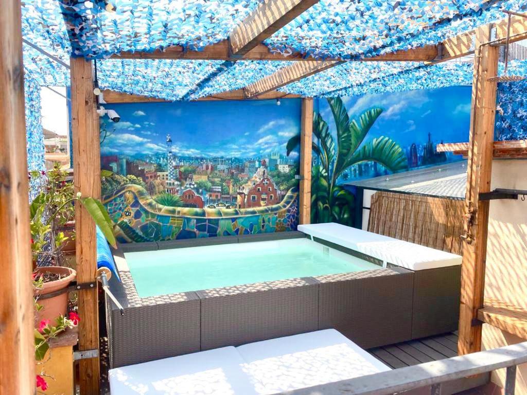 - Balcón con piscina y mural en Àmfores Boutique Guest House en Barcelona