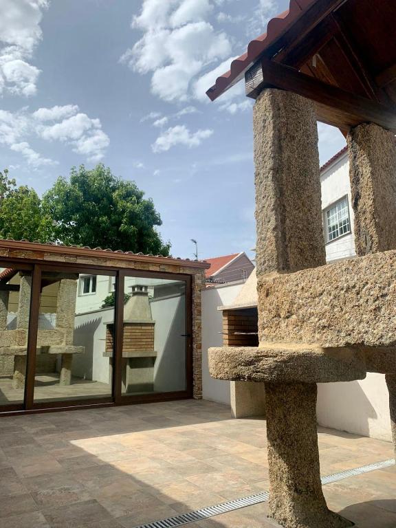 szklane przedłużenie do domu z patio w obiekcie A casiña do piorno w mieście Isla de Arosa