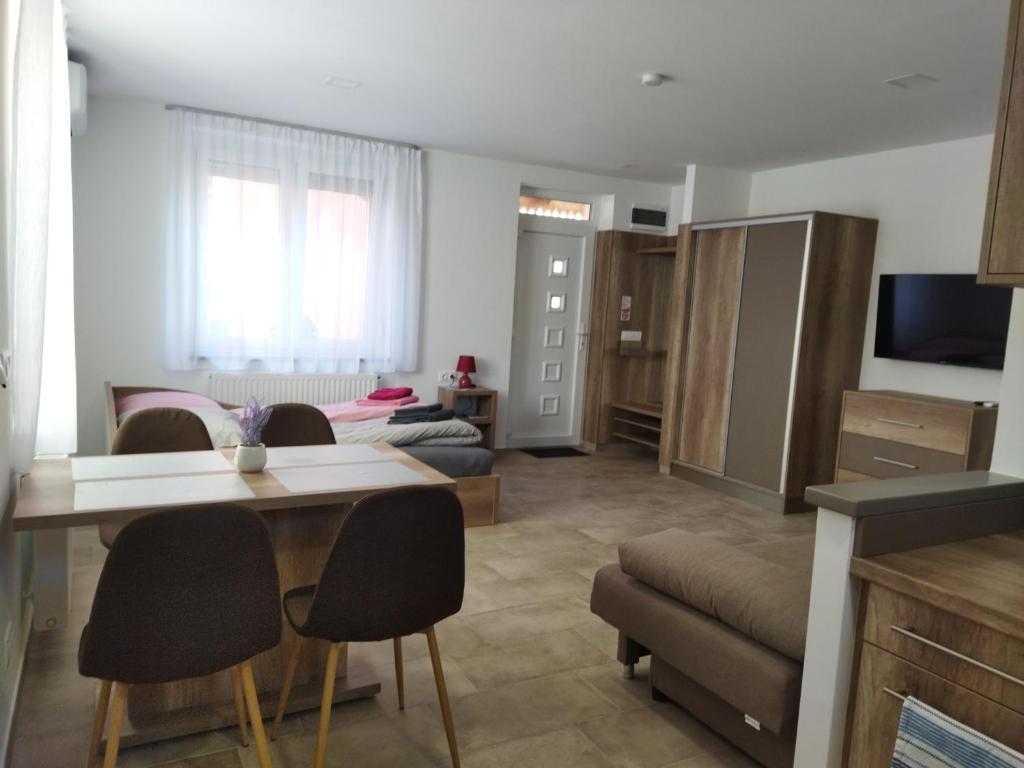 Televízia a/alebo spoločenská miestnosť v ubytovaní Mona Apartman