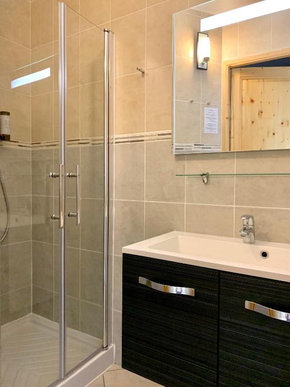 Koupelna v ubytování Hotel Lac Bleu 1650
