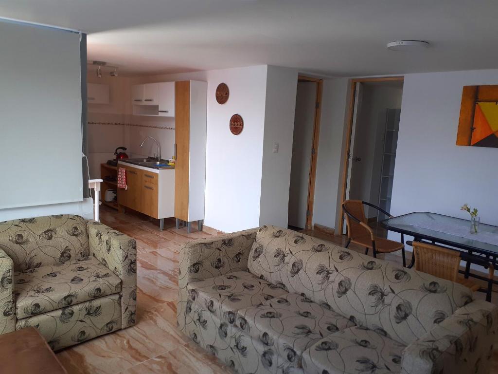 uma sala de estar com um sofá e uma mesa em Acogedor departamento en Barranco em Lima