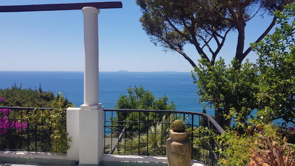 - Balcón con vistas al océano en Amazing Villa seafront on Circeo Mountain, en San Felice Circeo