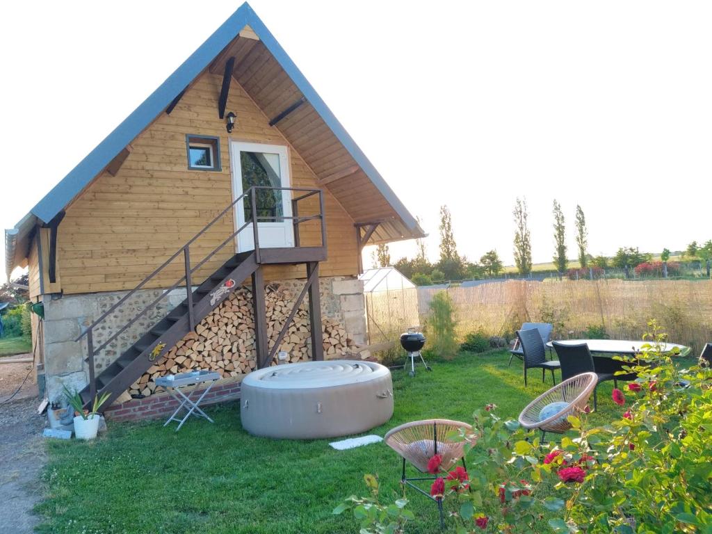 una pequeña casa con bañera en el patio en O'bon'Eure, en Bray