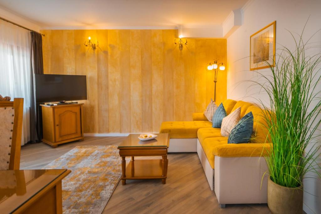 TV a/nebo společenská místnost v ubytování Hotel Korona