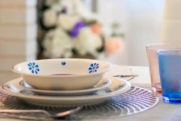 una ciotola e piatti seduti su un tavolo con una tazza di Biancofino Rooms a San Valentino in Abruzzo Citeriore