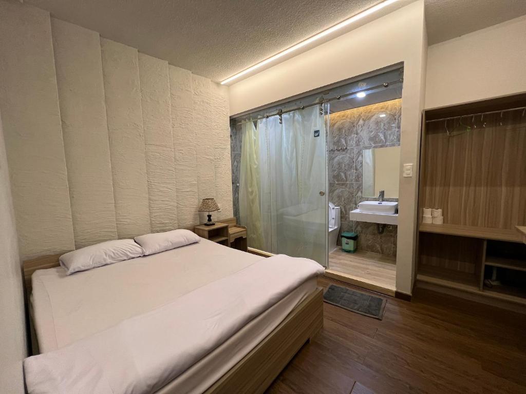 Postel nebo postele na pokoji v ubytování Cơ sở lưu trú du lịch Uyên Thanh 2