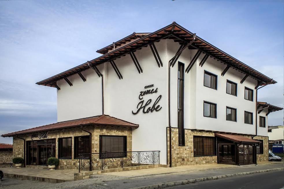 un gran edificio blanco con las palabras gran trabajo en él en Hotel Nove, en Svishtov