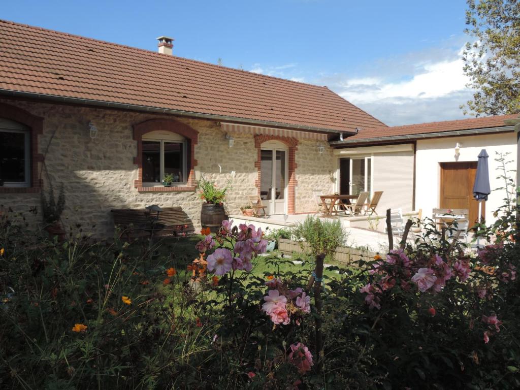 une maison avec un jardin en face dans l'établissement Villa Roland en Bourgogne, à Chagny