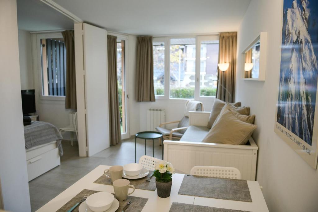 un salon avec un canapé et une table dans l'établissement Chamonix 27 - Au Centre Vue Mont Blanc et Jardin, à Chamonix-Mont-Blanc