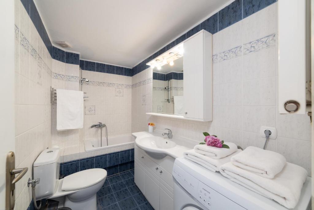 A bathroom at Aria apts 100 m from the beach by PosarelliVillas