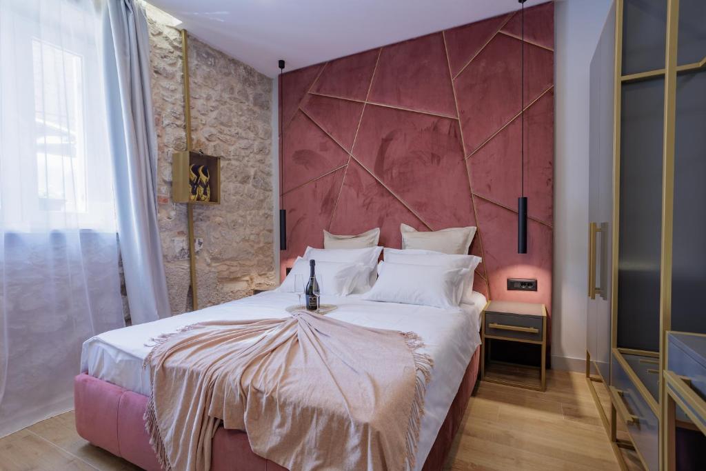 Кровать или кровати в номере Heritage Rooms Split Olympic Dream