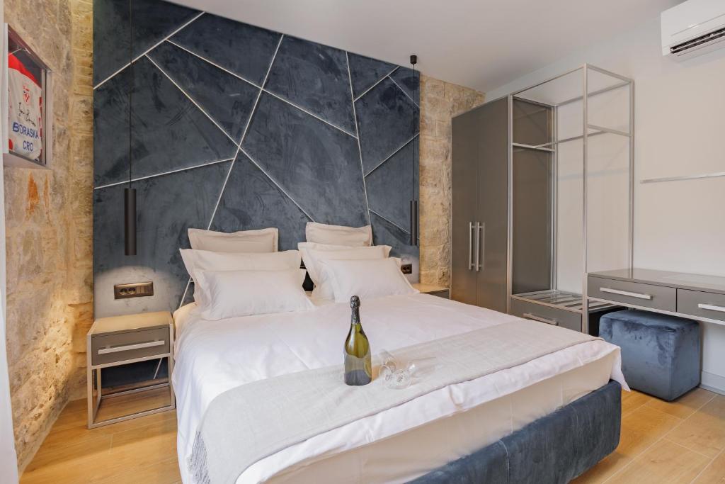 Postel nebo postele na pokoji v ubytování Heritage Rooms Split Olympic Dream