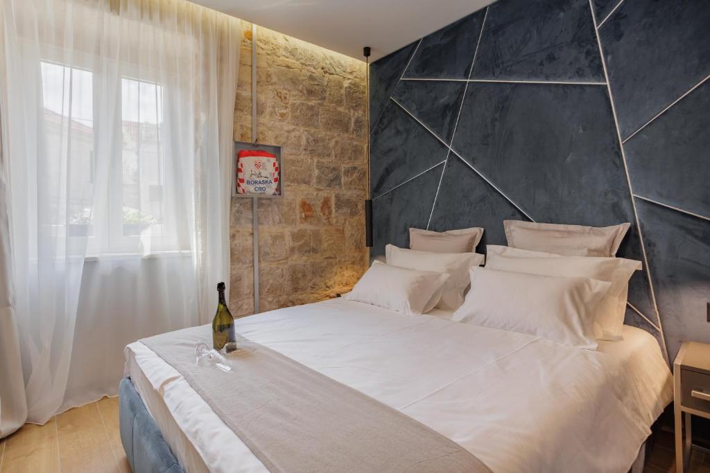 Postel nebo postele na pokoji v ubytování Heritage Rooms Split Olympic Dream