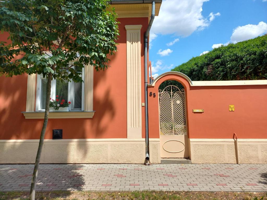 Budova, v ktorej sa apartmán nachádza