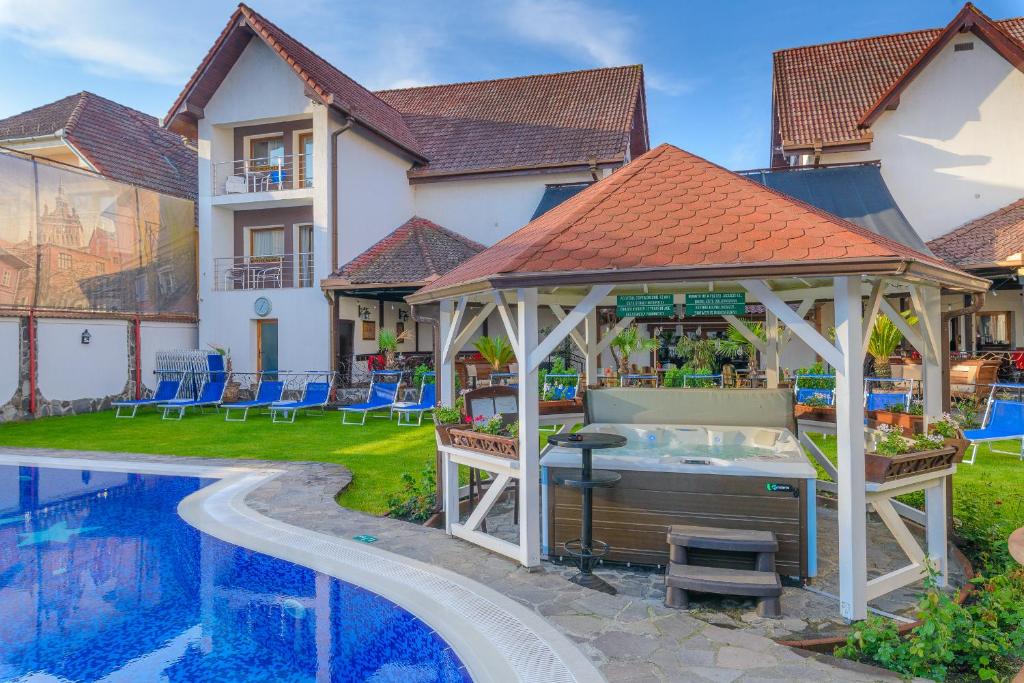 Bazén v ubytování Hotel Korona nebo v jeho okolí