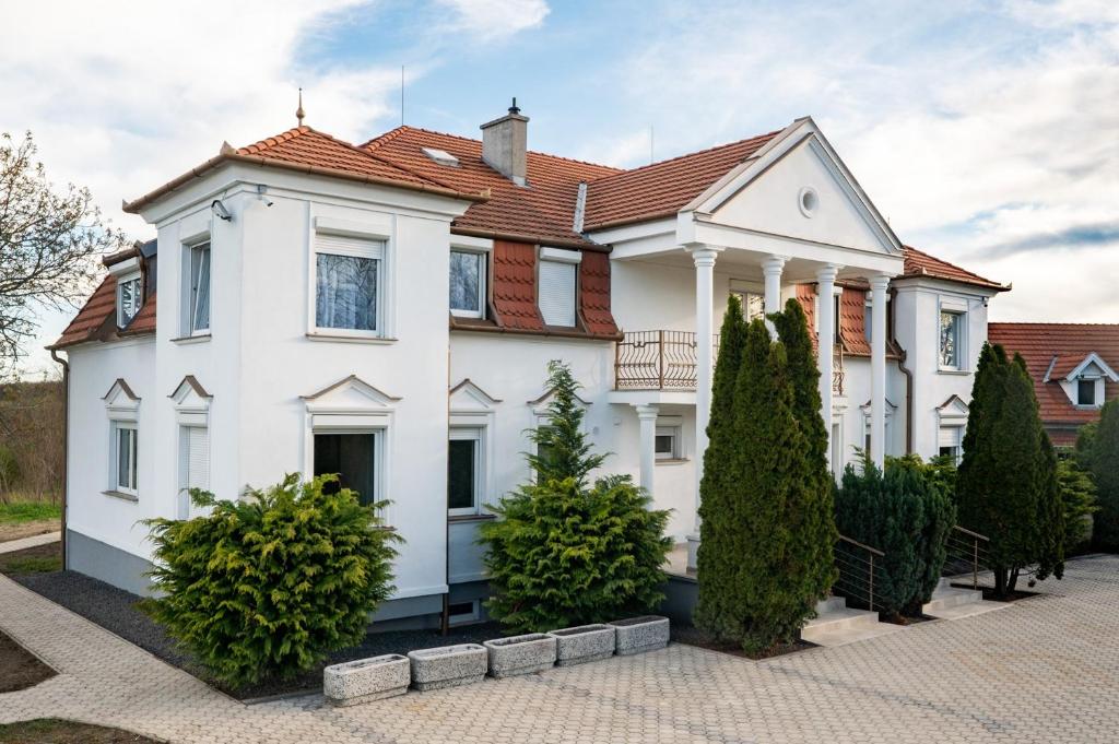 biały dom z czerwonym dachem w obiekcie Villa Lilith Smart w mieście Fertőrákos