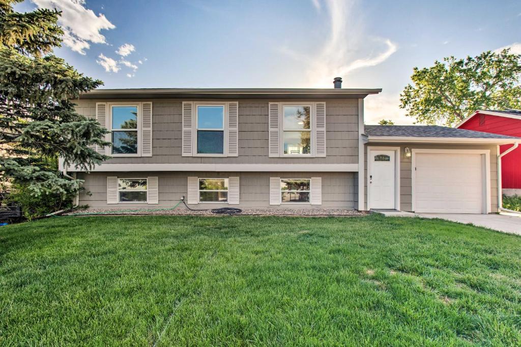 MorrisonMorrison Home with Backyard about 7 Mi to Red Rocks的前面有绿色草坪的房子