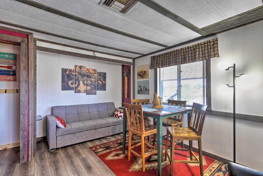 un soggiorno con tavolo, sedie e divano di Cozy Cottonwood Gem Patio and 180-Degree Views a Cottonwood