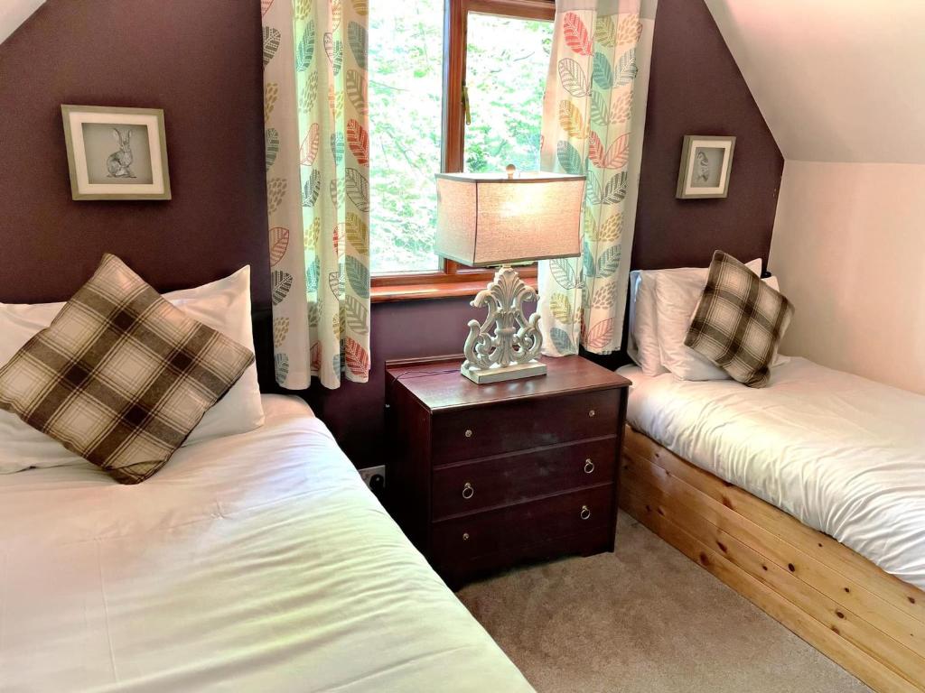 En eller flere senger på et rom på Primrose 20-Woodland Lodges-Carmarthen-Pembroke