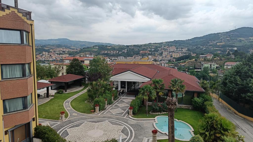 Nespecifikovaný výhled na hory nebo výhled na hory při pohledu z hotelu