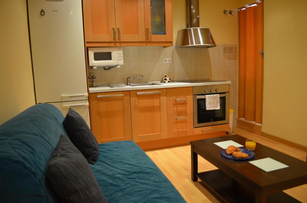 un salon avec un canapé et une table dans une cuisine dans l'établissement Apartment Bed&BCN Sant Andreu II, à Barcelone