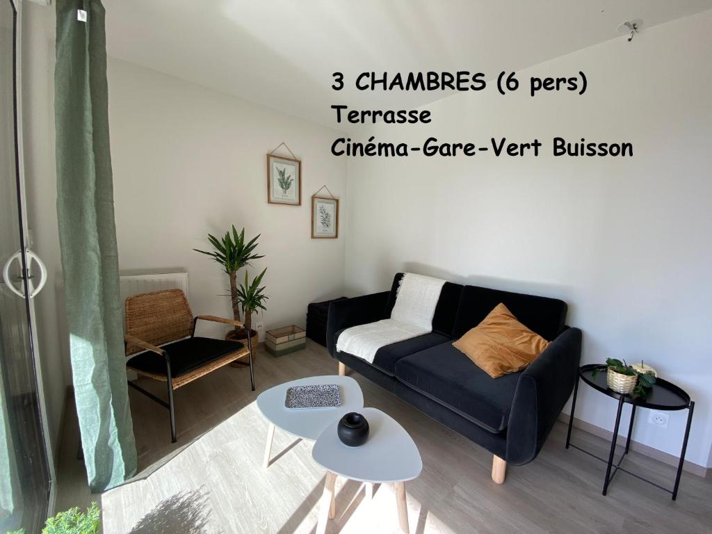 een woonkamer met een bank en een tafel bij Appartement familial tout confort - 3 chambres, grande terrasse privative - Vert Buisson - Bruz in Bruz