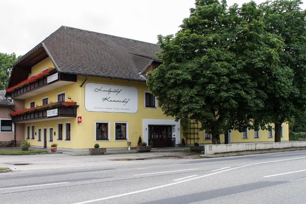 um edifício amarelo no lado de uma rua em Landgasthof Kammerhof em Aigelsbach