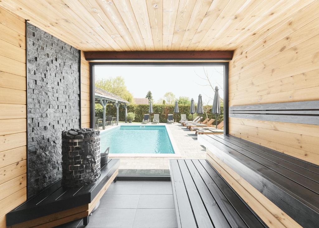 Bazén v ubytování Lorelei Pension Adults Only nebo v jeho okolí