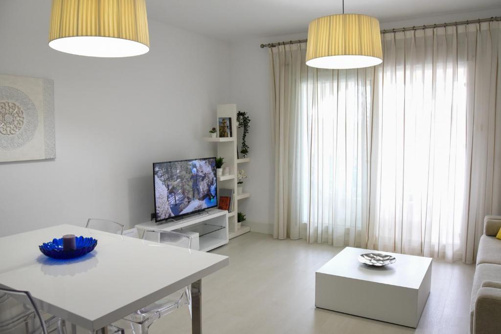 Televízia a/alebo spoločenská miestnosť v ubytovaní Luminoso y Tranquilo Apartamento en Los Alamos