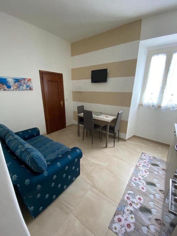 Telewizja i/lub zestaw kina domowego w obiekcie Alloggio turistico "La Piazzetta"