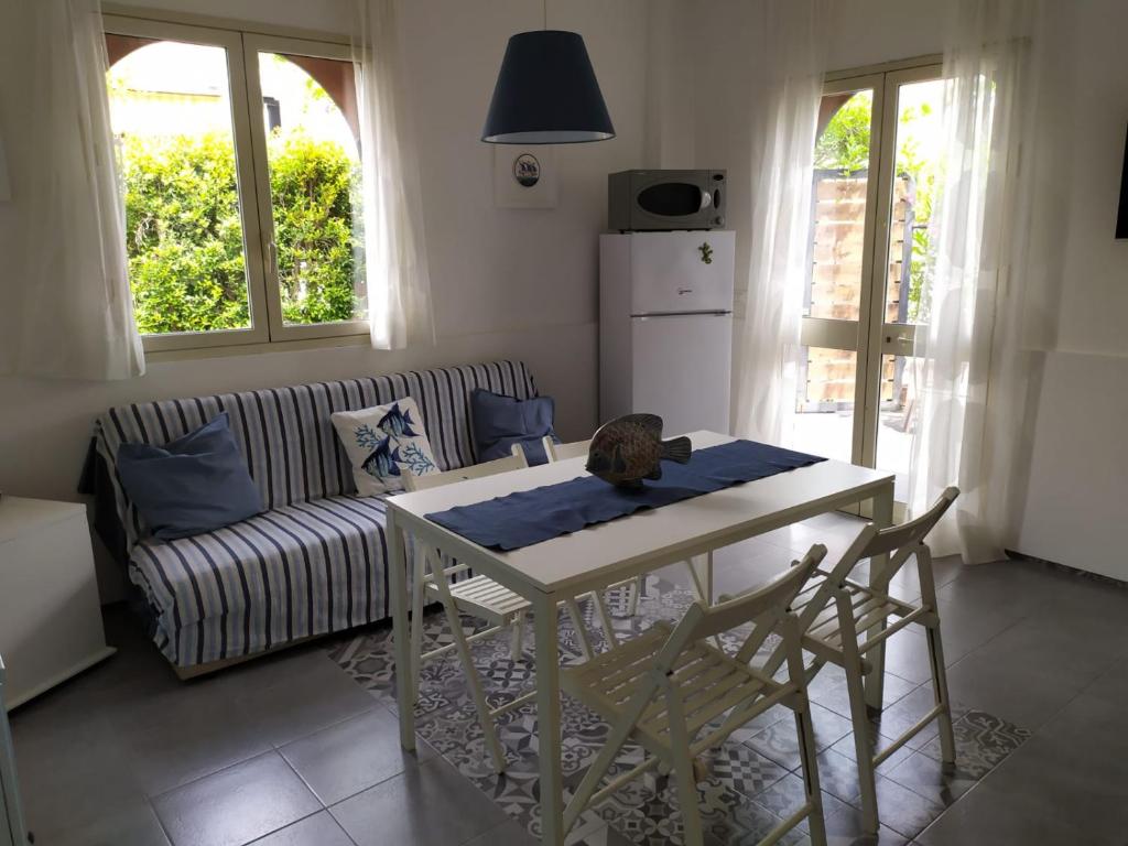 Villa Giulio في فونداشيلو: غرفة معيشة مع طاولة وأريكة