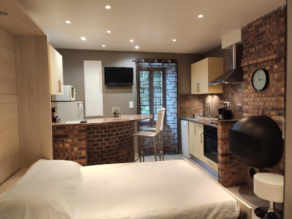 Una pequeña cocina con una cama en una habitación en Studio belles prestations en Cévennes en Chamborigaud