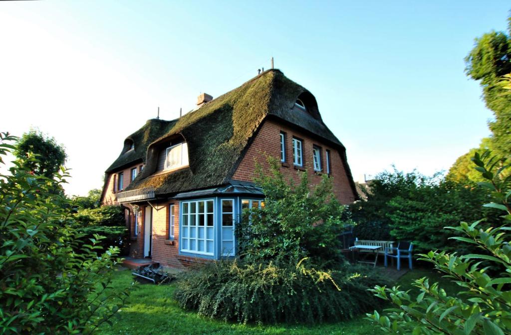 an old brick house with a thatched roof at Doerpstraat 9_ Whg_ 4 in Wyk auf Föhr